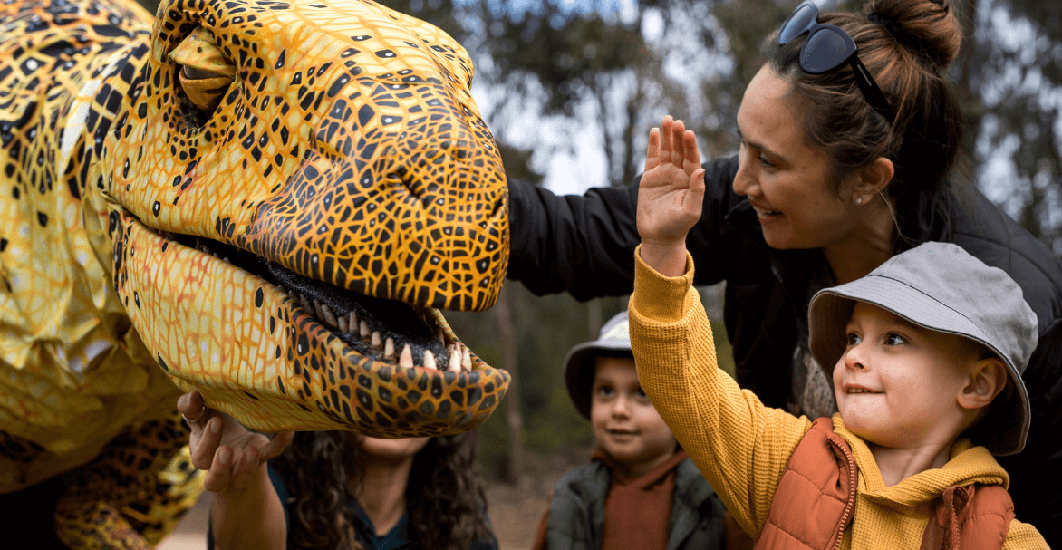 Children meet dinosaur.