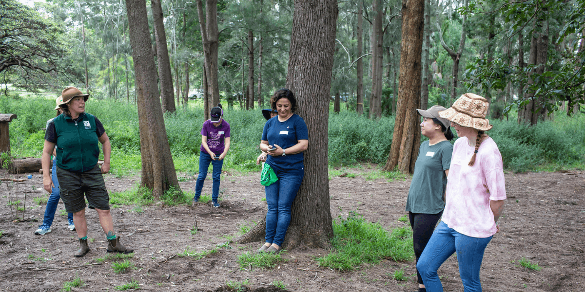 People participating in the walking and wandering with nature pedagogy course.